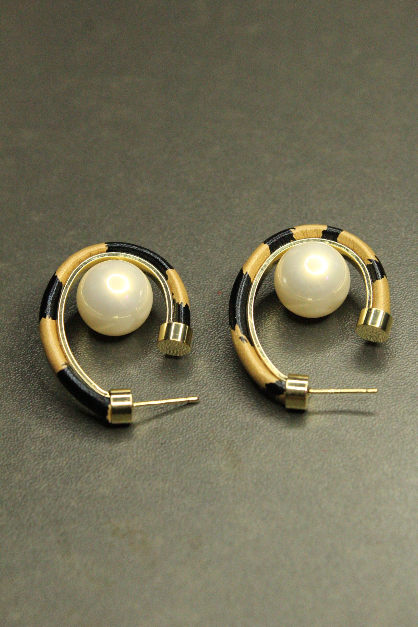 Noir Pearl Loop Gold Çelik Küpe