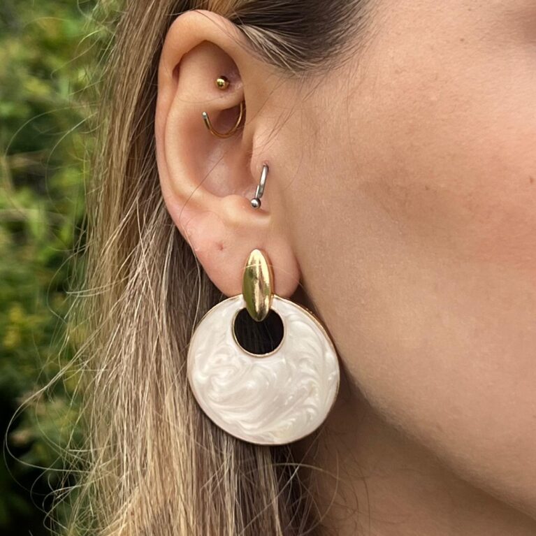 Mermer Işıltısı Altın Rengi Detaylı Kararmaz Çelik Küpe